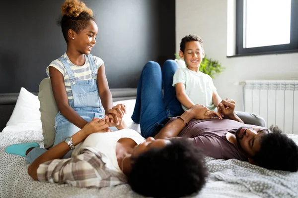 Feliz Familia Negra Disfrutando Pasar Tiempo Juntos Casa —  Fotos de Stock