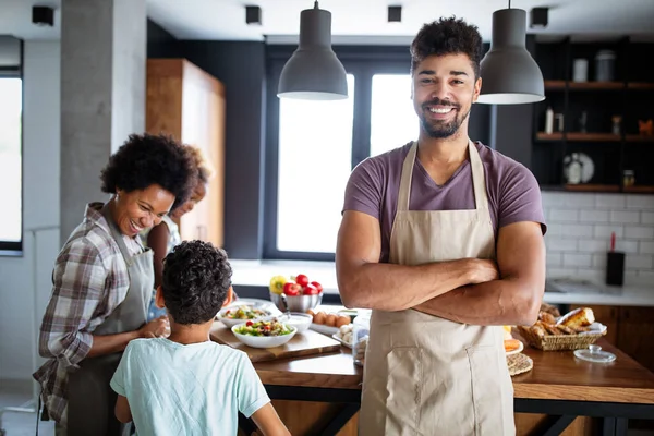Mutlu Aile Birlikte Mutfakta Sağlıklı Yemekler Hazırlıyor — Stok fotoğraf