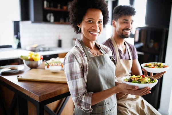 Spaß Der Küche Schönes Junges Paar Kocht Hause Gemeinsam Gesundes — Stockfoto