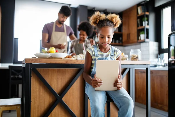 Roztomilé Afro Americká Dívka Ležérní Oblečení Pomocí Tabletu Zatímco Její — Stock fotografie