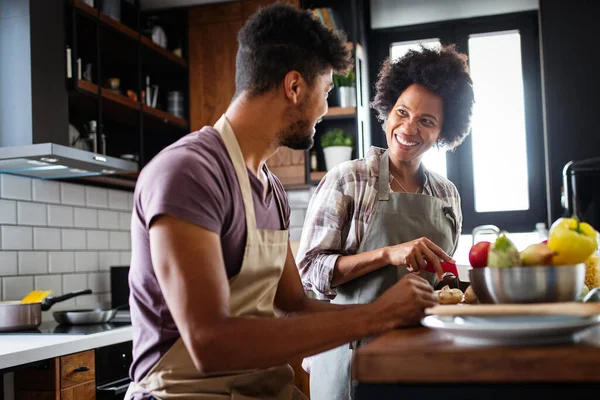 Portret Van Gelukkig Jong Stel Koken Samen Keuken Thuis — Stockfoto