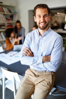 İş yeri teknolojisi yazılım insanları programlama kavramı