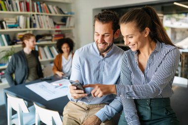İş yeri teknolojisi yazılım insanları programlama kavramı