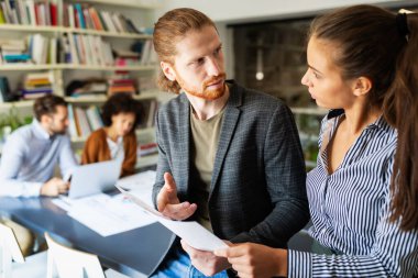 İş yeri teknolojisi yazılım insanları programlama kavramı