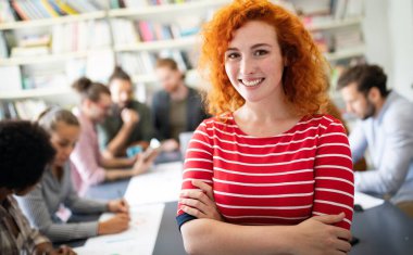 Genç iş adamları ve tasarımcılar. Yeni proje üzerinde çalışıyorlar. Başlangıç konsepti..