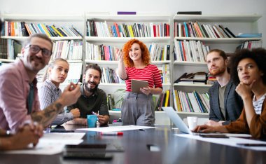 Genç iş adamları ve tasarımcılar. Yeni proje üzerinde çalışıyorlar. Başlangıç konsepti..