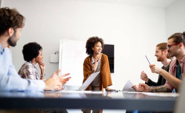 Genç iş adamları ve tasarımcılar. Yeni proje üzerinde çalışıyorlar. Başlangıç konsepti..