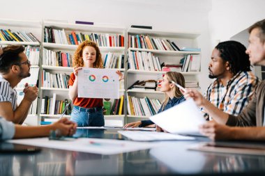 Başarılı iş adamları grubu, ofiste çalışan tasarımcılar.