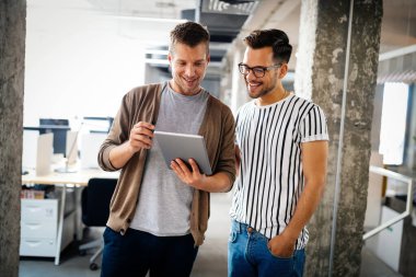 IT şirketinde işbirliği yapan programcılar ofiste uygulama geliştiriyorlar.