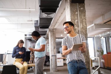 Yazılım geliştirme ve tasarım ofisinde çalışan şirket çalışanları