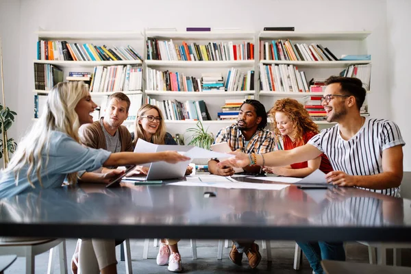 Una Lluvia Ideas Creativa Jóvenes Empresarios Felices Diseñadores Arquitectos Que — Foto de Stock