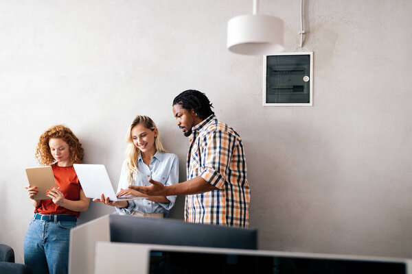 Деловые люди, дизайнеры, веселящиеся и веселящиеся в офисе