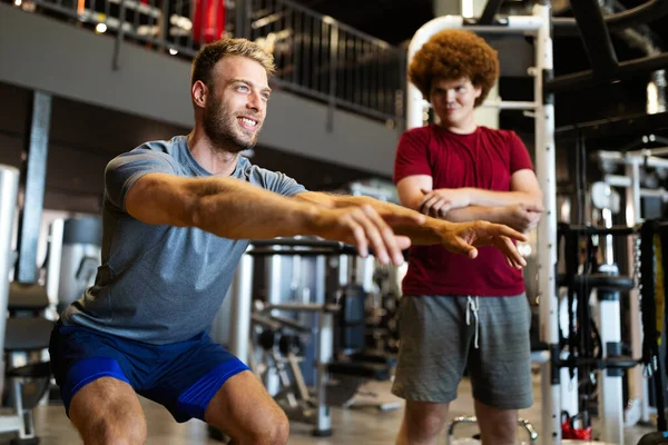 Nadváha Mladý Muž Trenérem Cvičení Fitness Tělocvičně — Stock fotografie