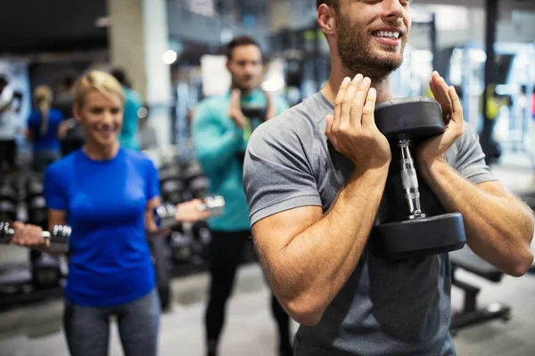 Spor Salonunda Egzersiz Yapan Bir Grup Sağlıklı Genç Arkadaş — Stok fotoğraf