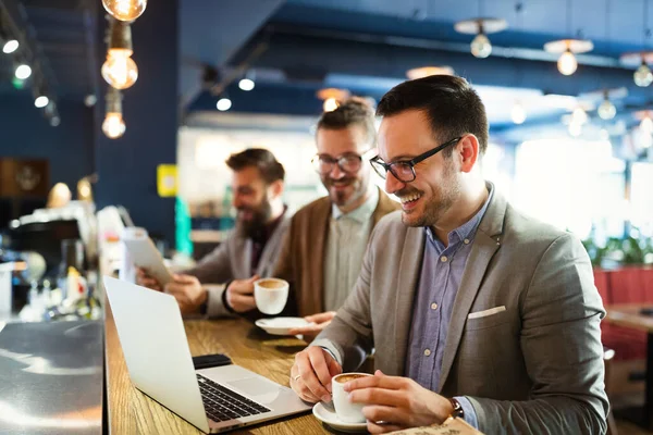 Χαρούμενοι Επιχειρηματίες Που Χρησιμοποιούν Laptop Στη Συνάντηση Στο Cafe — Φωτογραφία Αρχείου