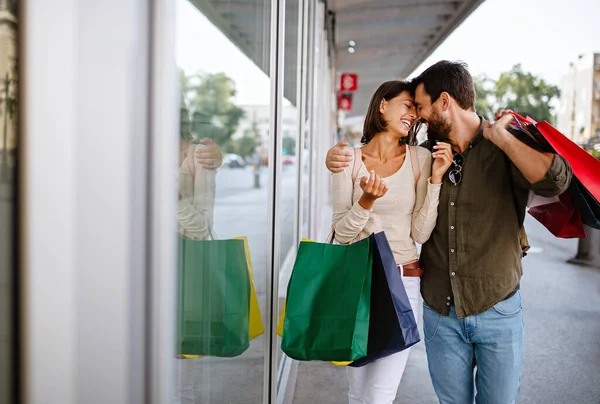 Portret Van Een Gelukkig Stel Met Boodschappentassen Verkoop Consumentisme Mensen — Stockfoto