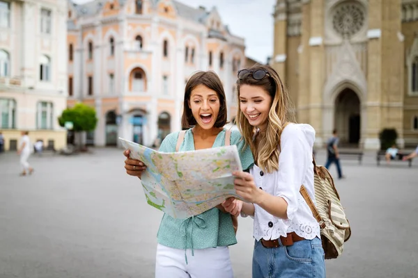 Vakantie Toerisme Concept Mooie Meisjes Zoek Naar Toeristische Kaart Stad — Stockfoto