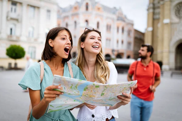 Glückliche Freunde Genießen Reisen Und Urlaub Der Stadt — Stockfoto