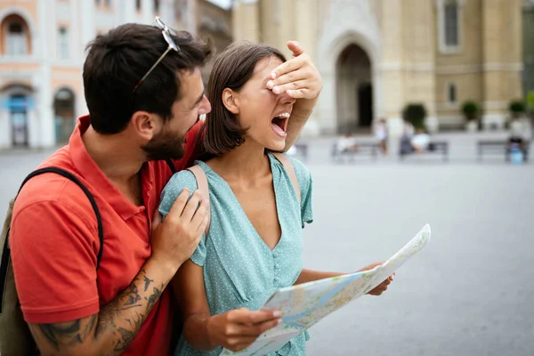 Pareja Feliz Vacaciones Divertirse Hacer Turismo Ciudad Con Mapa — Foto de Stock