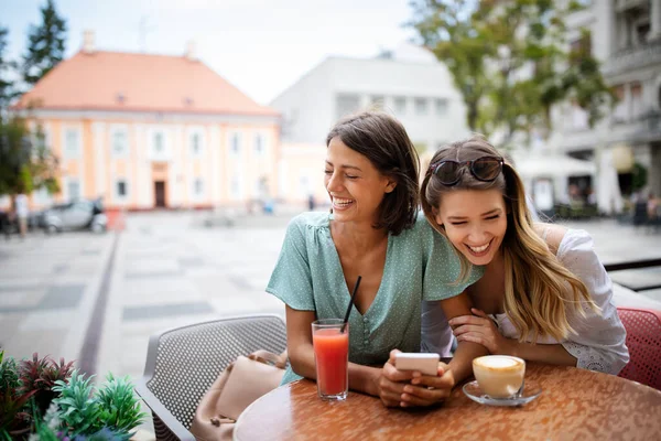 Tecnologia Estilo Vida Amizade Conceito Pessoas Jovens Mulheres Felizes Com — Fotografia de Stock