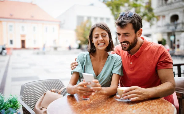 Gelukkig Omarmen Paar Met Behulp Van Mobiele Telefoon Glimlachen Praten — Stockfoto