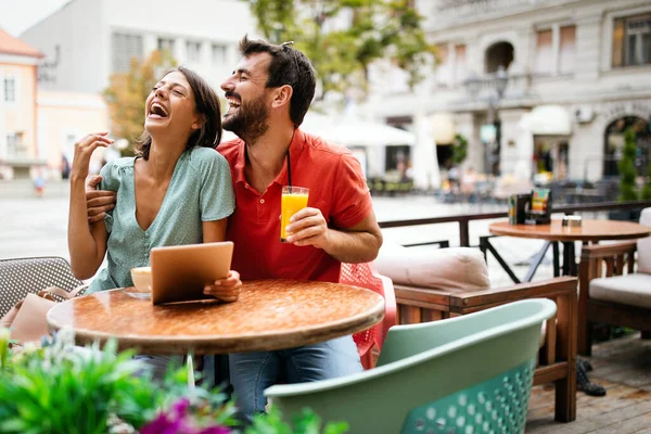 Tablet Kullanan Gülümseyen Kafede Konuşan Mutlu Çift — Stok fotoğraf