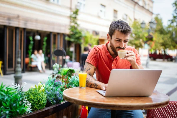 Snygg Man Med Laptop Njuter Sin Lediga Tid Caféet — Stockfoto