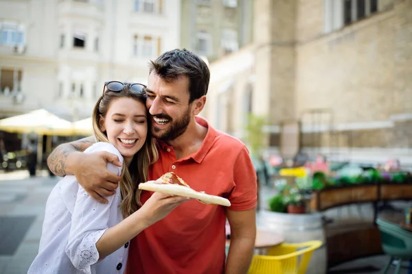 幸せなカップル笑ってピザを食べて 一緒に素晴らしい時間を過ごして — ストック写真