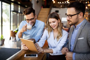 Mutlu iş arkadaşları kahve molası sırasında sohbet ediyorlar.