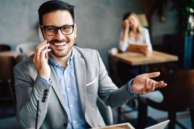 Ofiste cep telefonuyla konuşan iş adamının portresi