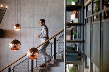 Ofisteki yakışıklı bir iş adamının portresi