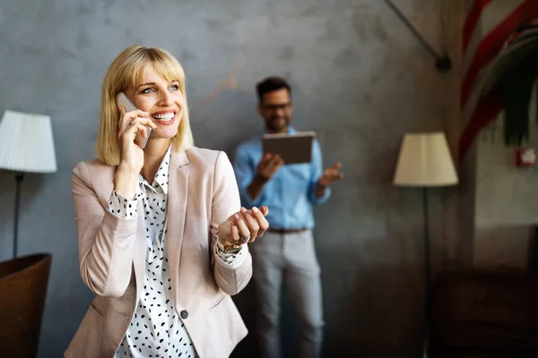Ofiste Telefonda Konuşan Mutlu Kadını Teknoloji Ofis Kavramı — Stok fotoğraf