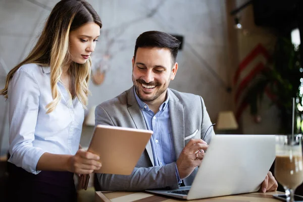 Üzleti Kollégák Dolgoznak Nevetnek Miközben Laptopot Nézik Irodában — Stock Fotó