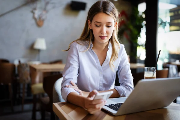 Hübsch Brünett Unternehmerin Using Notebook Cafe — Stockfoto