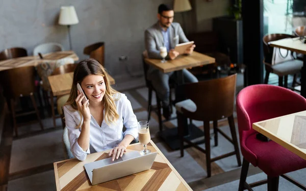 Mujer Negocios Contestando Teléfono Con Una Sonrisa Recibiendo Buenas Noticias — Foto de Stock