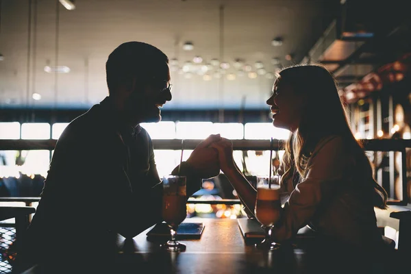 Пара Влюблённых Счастливые Романтичные Улыбающиеся Люди Свидании Ресторане — стоковое фото