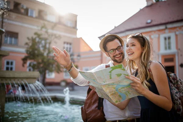 Vacanze Estive Incontri Concetto Turismo Coppia Sorridente Con Mappa Città — Foto Stock