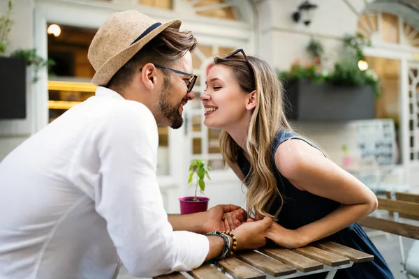 Schöne Romantische Paar Verliebt Dating Freien Und Lächeln — Stockfoto