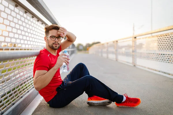 Cansado Hombre Agotado Corredor Sudando Después Entrenamiento Cardiovascular Correr Macho — Foto de Stock