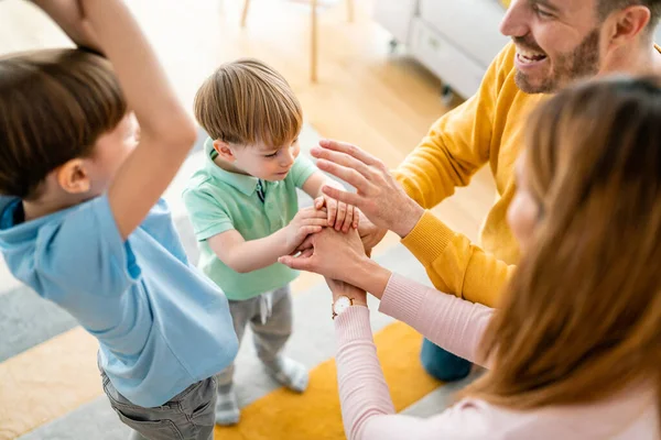 Mutlu Aile Kavramı Birlik Desteği Koruma Mutluluk — Stok fotoğraf