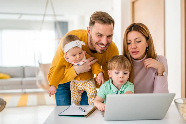 Evde Bilgisayarla Sohbet Ederken Mutlu Bir Aile — Stok fotoğraf