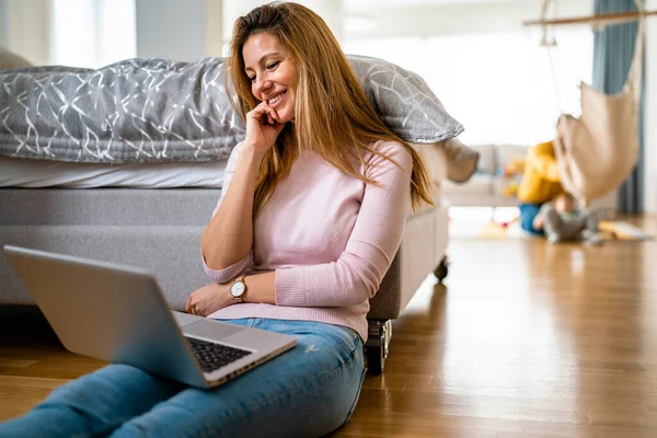 Glückliche Frau Arbeitet Surft Mit Laptop Auf Dem Bett Hause — Stockfoto