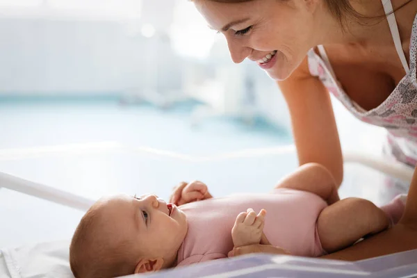 Vakker Ung Mor Hennes Nyfødte Barn Sammen Kjærlighet Lykke Familiebegrep – stockfoto