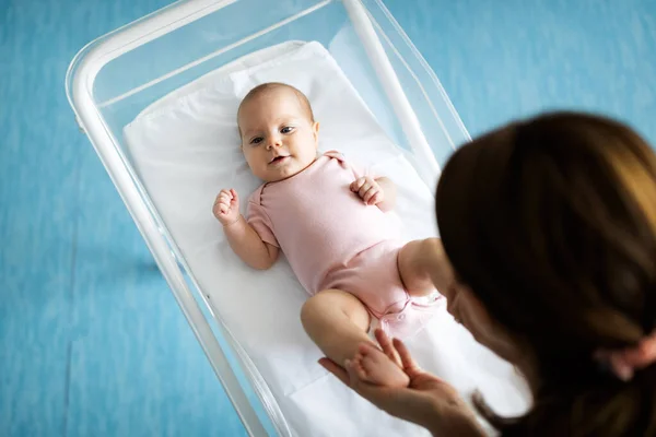 Schöne Junge Mutter Und Ihr Neugeborenes Baby Zusammen Liebe Glück — Stockfoto