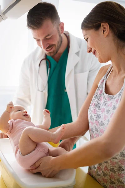 Glücklich Schöne Mutter Und Baby Bei Ärztlicher Untersuchung Kinderarztpraxis — Stockfoto