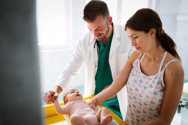 Jóképű Orvos Gyermekorvos Anyával Kisbabával Klinikán Kórház Vizsgálat Gyermekkoncepció — Stock Fotó