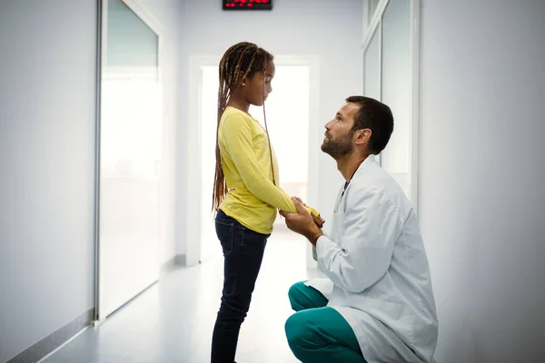 Przystojny Lekarz Rozmawiający Smutną Dziewczynką Szpitalu Dziecko Pocieszające Lekarza — Zdjęcie stockowe
