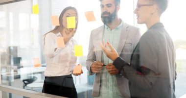 Ofiste iş proje üzerinde yaratıcı profesyonel iş adamları