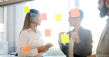 Ofiste iş proje üzerinde yaratıcı profesyonel iş adamları