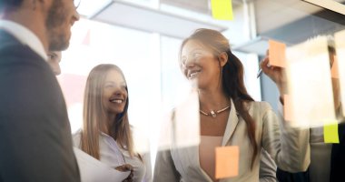 İşbirliği ve proje planları tartışırken profesyonel iş arkadaşları